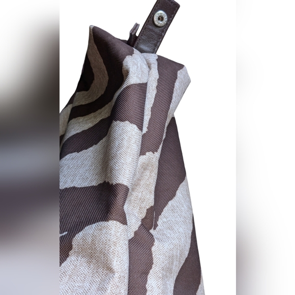 🦓 Chic Zebra Stripe Tote Bag - Cream & Brown with Full Zipper Top 🤎 - Picture 2 of 11